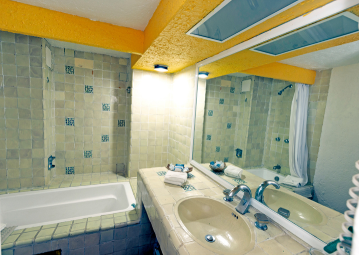 Junior suite bathroom Racquet Cuernavaca Hotel