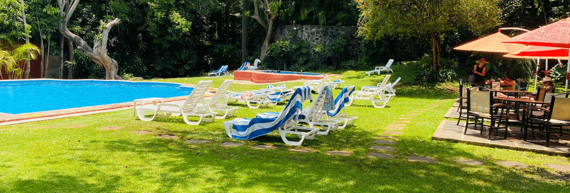 Amplios jardines y albercas Hotel Racquet Cuernavaca