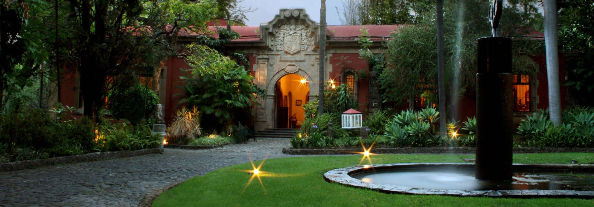 Amplios jardines y albercas Hotel Racquet Cuernavaca